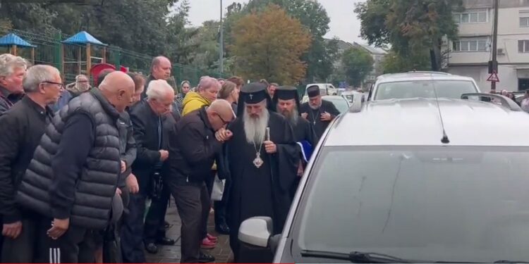 Sute de credincioși la înmormântarea preotului Ioan Alupoaiei