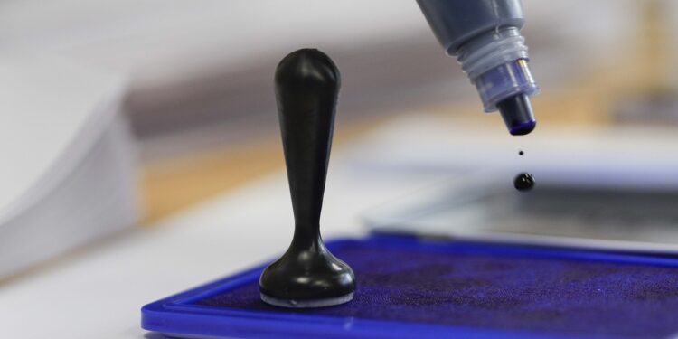 Liberalii stau cu ochii pe sondajele alegerii președintelui României