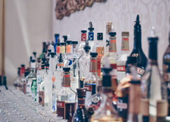 Acciza la bere crește ușor, dar băuturile spirtoase se vor scumpi considerabil în 2025