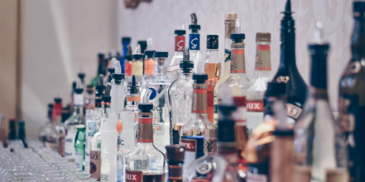 Acciza la bere crește ușor, dar băuturile spirtoase se vor scumpi considerabil în 2025