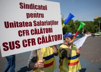 Protest al angajaților CFR în fața Guvernului