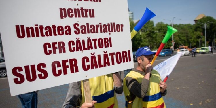 Protest al angajaților CFR în fața Guvernului