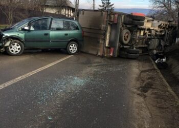 Accident între un autoturism și o utilitară