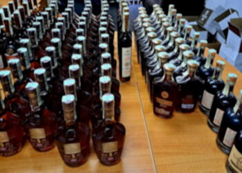 Un cetățean din Moldova a fost prins la vama cu 107 sticle de cognac nedeclarate
