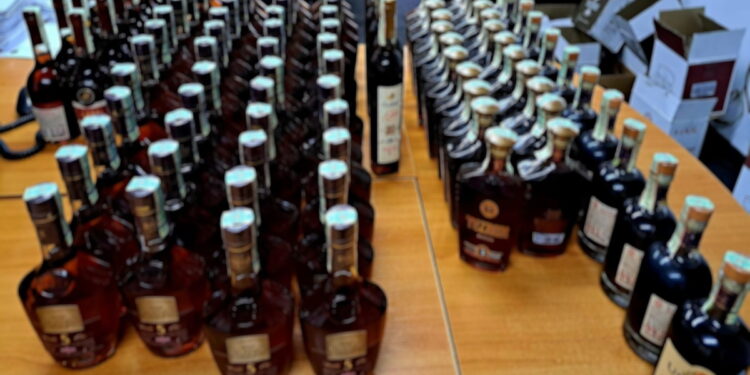 Un cetățean din Moldova a fost prins la vama cu 107 sticle de cognac nedeclarate