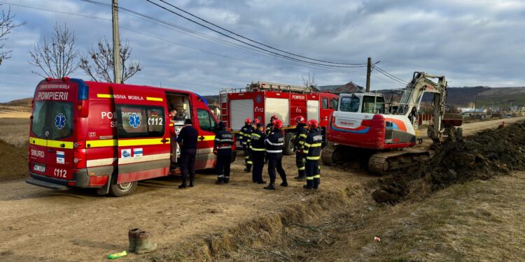 Bărbat prins sub un mal de pământ, salvat de pompieri la Prisacani ( Foto)