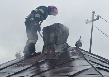 Casă la un pas de a fi mistuită de flăcări