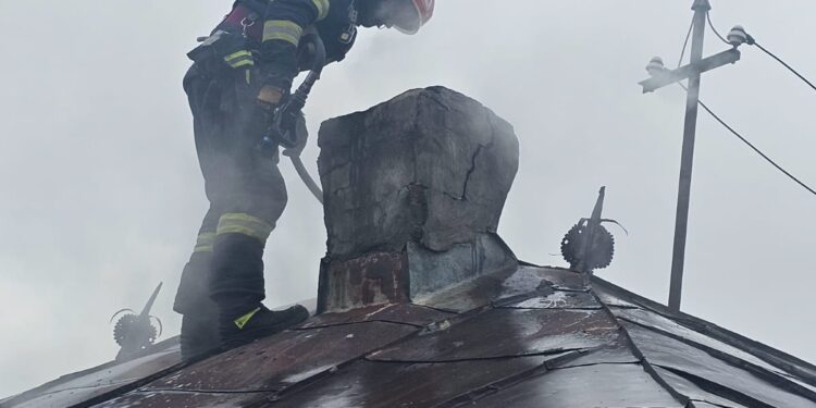 Casă la un pas de a fi mistuită de flăcări