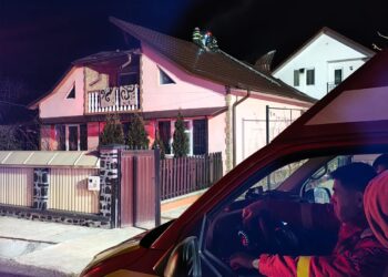 Incendiu într-o gospodărie din Cerbu: Acoperișul unei case a fost mistuit de flăcări