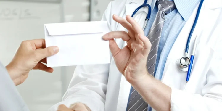 Dispare ”atenția” dată medicilor? Pacienții vor putea dona doar spitalelor