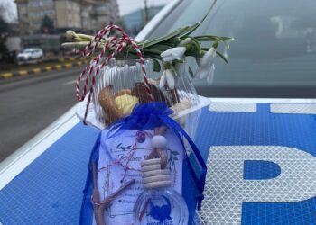 Polițiștii rutieri și reprezentanții RAR au oferit mărțișoare șoferițelor din trafic