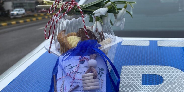 Polițiștii rutieri și reprezentanții RAR au oferit mărțișoare șoferițelor din trafic