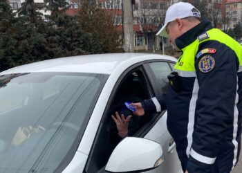 Polițiștii rutieri și reprezentanții RAR au oferit mărțișoare șoferițelor din trafic