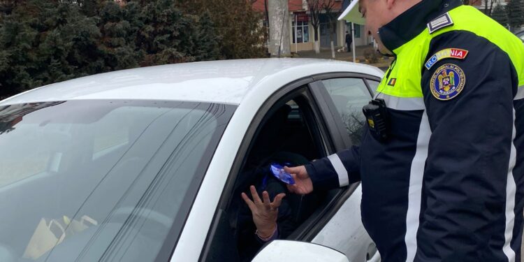 Polițiștii rutieri și reprezentanții RAR au oferit mărțișoare șoferițelor din trafic