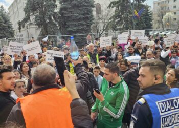 Protest al romilor în fața Primăriei Botoșani împotriva evacuărilor. Video