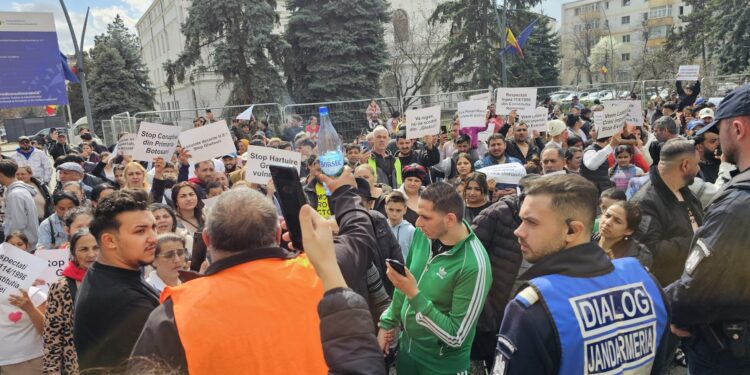 Protest al romilor în fața Primăriei Botoșani împotriva evacuărilor. Video