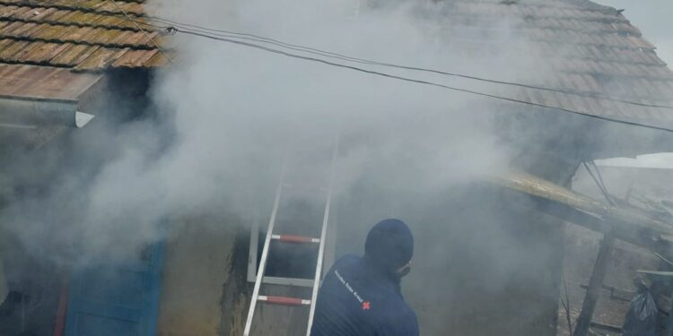 Bărbat de 47 de ani, rănit într-un incendiu provocat de aprinderea focului cu benzină