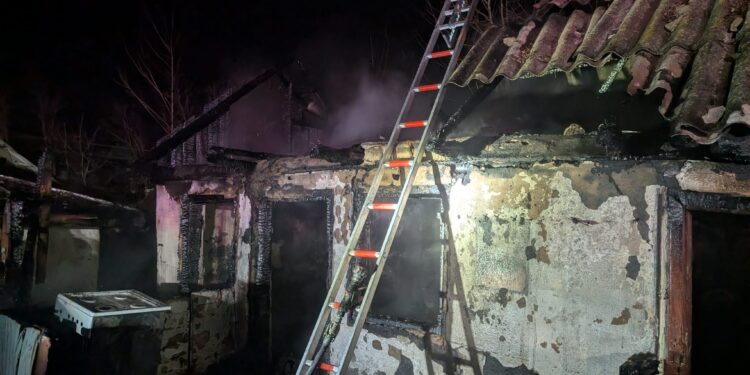 Incendiu devastator în Albești: o femeie și-a pierdut viața