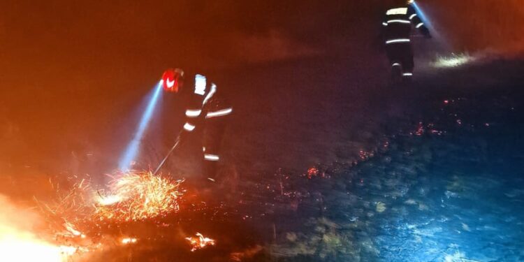 Șapte incendii în 24 de ore: Pompierii au intervenit în mai multe localități pentru a limita pagubele