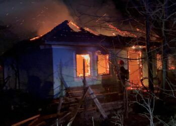 Doi bărbați găsiți decedați într-o casă cuprinsă de flăcări