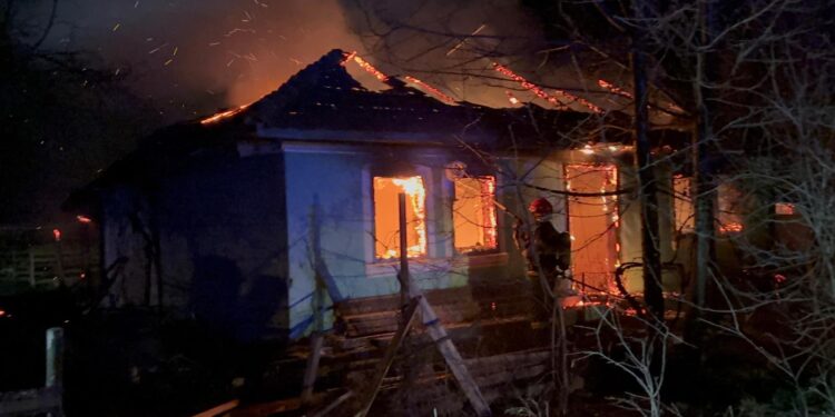 Doi bărbați găsiți decedați într-o casă cuprinsă de flăcări