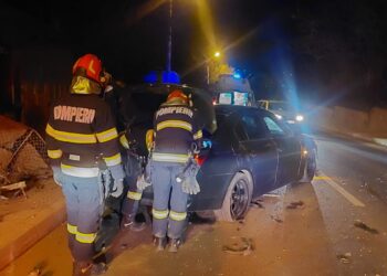 Accident rutier în Botoșani: O mașină a intrat într-o casă pe strada Împărat Traian