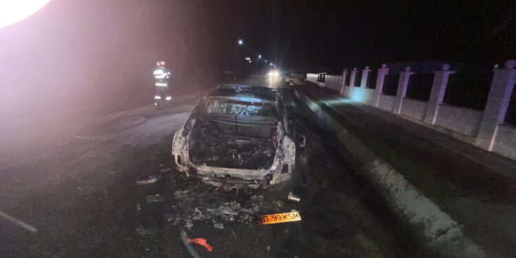 Un autoturism a fost distrus de flăcări