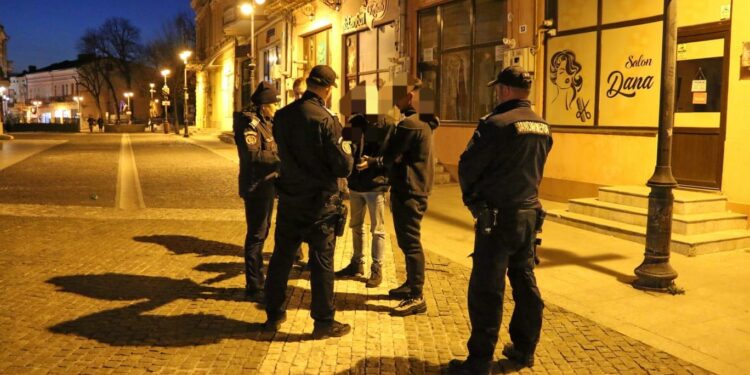 Acțiune de amploare a polițiștilor din Botoșani pentru prevenirea faptelor antisociale.Galerie foto