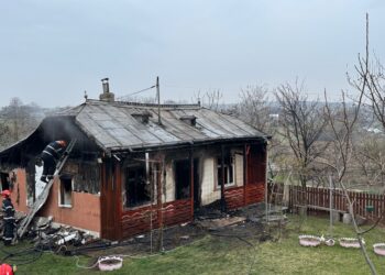 O familie din Vlădeni a rămas fără locuință în urma unui incendiu devastator