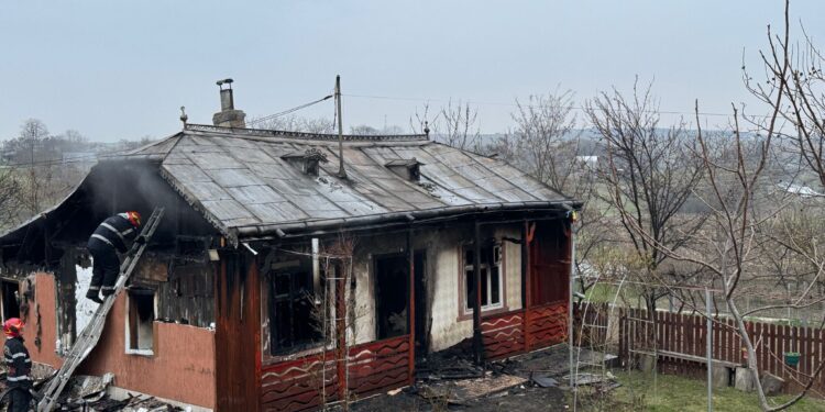O familie din Vlădeni a rămas fără locuință în urma unui incendiu devastator