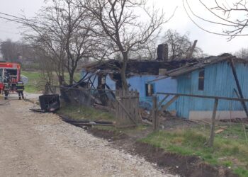 O femeie de 81 de ani a rămas fără locuință în urma unui incendiu devastator