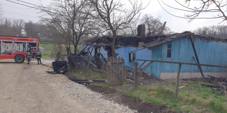 O femeie de 81 de ani a rămas fără locuință în urma unui incendiu devastator