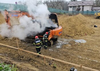 Incendiu la un utilaj aflat în lucru pe o stradă din Dorohoi
