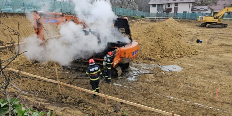 Incendiu la un utilaj aflat în lucru pe o stradă din Dorohoi
