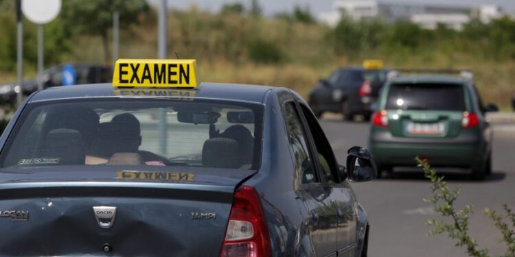 Cinci persoane reținute în noul dosar de corupție de la Serviciul Permise și Înmatriculări Suceava