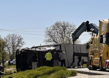 TIR scăpat de sub control, direct în curtea unei case! Șoferul ar fi adormit la volan