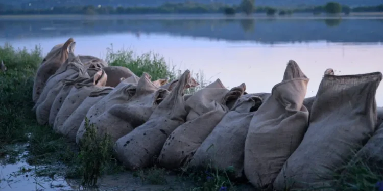 Cod Galben de inundații pe sectorul superior al râului Prut, începând de duminică seara