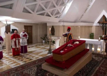 Vaticanul a publicat primele imagini cu Papa Francisc în sicriu: „Sfârșitul unei ere”