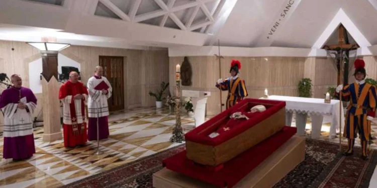 Vaticanul a publicat primele imagini cu Papa Francisc în sicriu: „Sfârșitul unei ere”