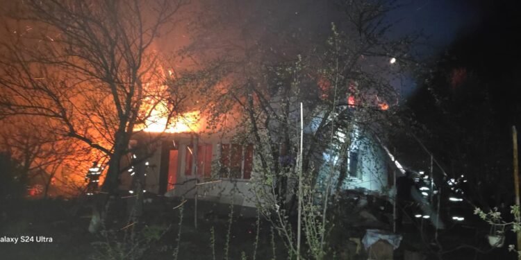 Incendiu devastator în localitatea Roma