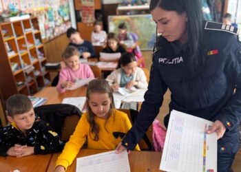 Polițiștii botoșăneni, alături de copii în „Școala Siguranței Tedi”