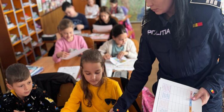 Polițiștii botoșăneni, alături de copii în „Școala Siguranței Tedi”
