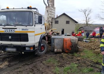 Un bărbat și-a pierdut viața după ce s-a răsturnat cu utilajul pe care îl manevra