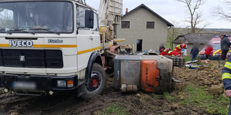 Un bărbat și-a pierdut viața după ce s-a răsturnat cu utilajul pe care îl manevra