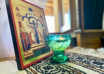 Incendiu provocat de o candelă lăsată nesupravegheată