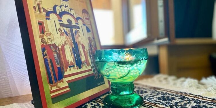 Incendiu provocat de o candelă lăsată nesupravegheată