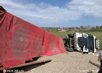 Un camion încărcat cu pietriș s-a răsturnat