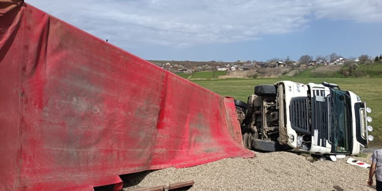 Un camion încărcat cu pietriș s-a răsturnat