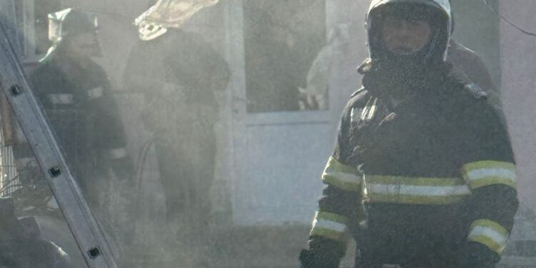 Incendiu puternic la o gospodărie din cauza unui scurtcircuit