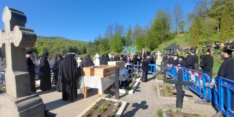 Deshumarea moaștelor duhovnicilor botoșăneni Sfinții Cuvioși Paisie și Cleopa de la Sihăstria, moment de har și binecuvântare